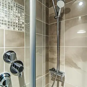 Как правильно пользоваться гигиеническим душем: традиционные и неочевидные функции